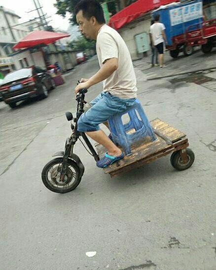 木头板配上小板凳,这小电动开的也是滋遛滋遛的快!