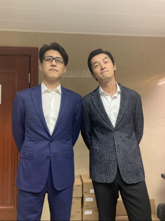 靳东|靳东晒与胡歌同框照引回忆杀，“明台”撇嘴出镜，站姿吊儿郎当有内味