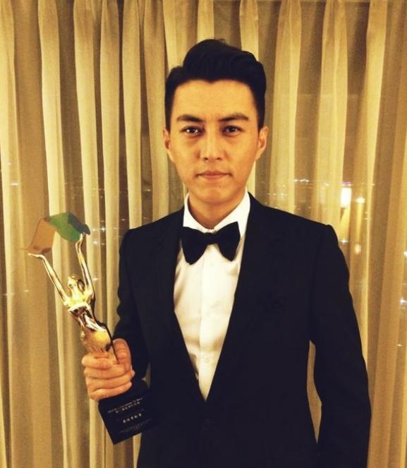 靳东|靳东晒与胡歌同框照引回忆杀，“明台”撇嘴出镜，站姿吊儿郎当有内味