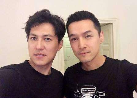 靳东|靳东晒与胡歌同框照引回忆杀，“明台”撇嘴出镜，站姿吊儿郎当有内味