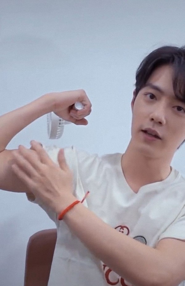 肖战|肖战今天爆出新图片，这次有了很大的突破，真的为肖战感到高兴