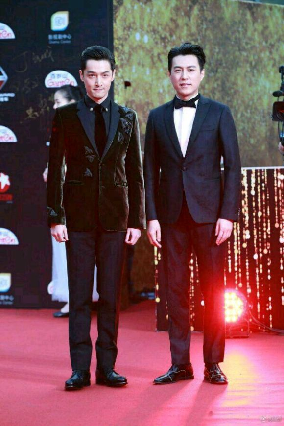 靳东|《伪装者》开播五周年，靳东晒和胡歌珍贵合影庆祝，两人表情好逗