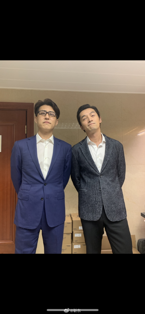 靳东|《伪装者》开播五周年，靳东晒和胡歌珍贵合影庆祝，两人表情好逗