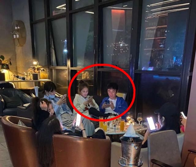 王思聪|王思聪一个举动像不舍甜仇？但他同时又被拍下将新欢拽到怀里