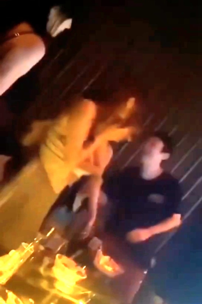 王思聪|王思聪一个举动像不舍甜仇？但他同时又被拍下将新欢拽到怀里
