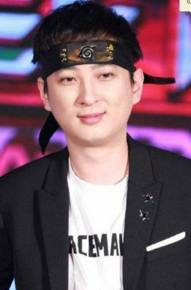 王思聪|王思聪一个举动像不舍甜仇？但他同时又被拍下将新欢拽到怀里
