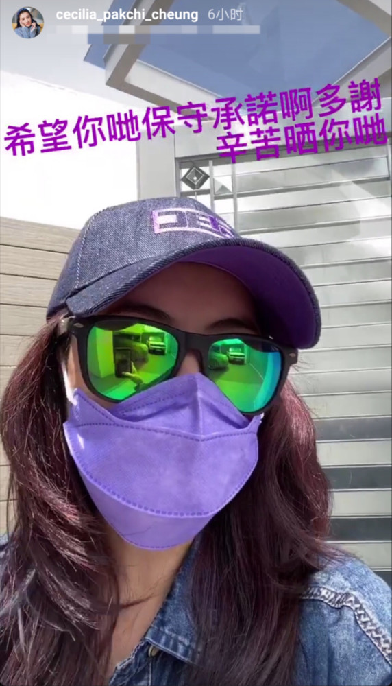 张柏芝|张柏芝抱小儿子外出手忙脚乱，帽子掉落无人帮忙，发文感谢记者捡帽子超心酸