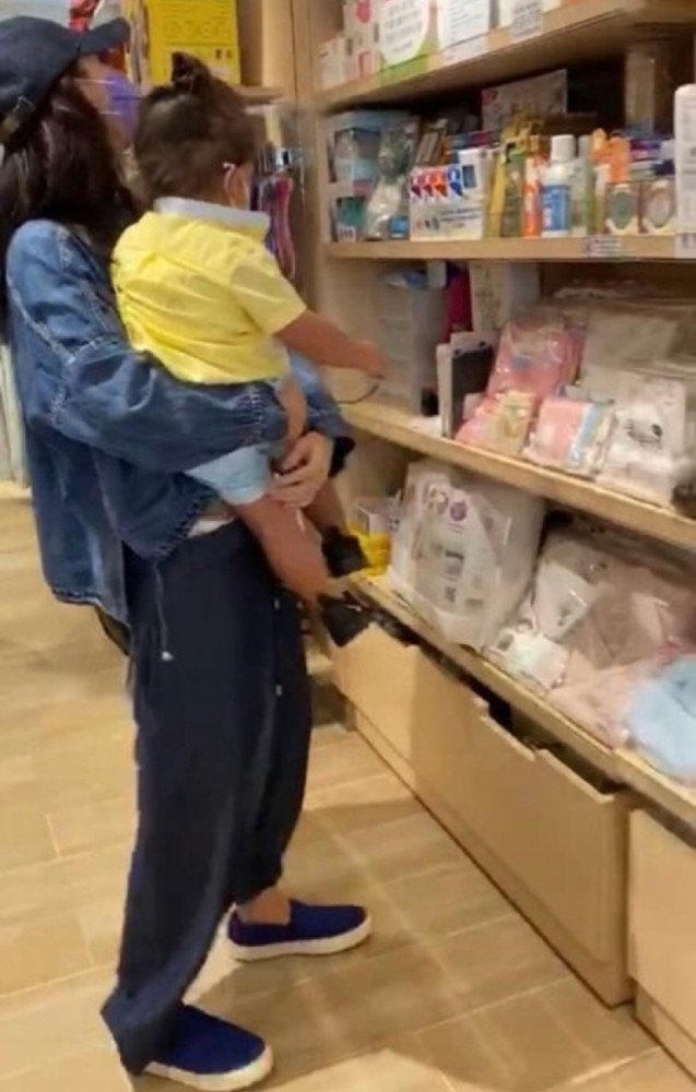 张柏芝|张柏芝抱小儿子外出手忙脚乱，帽子掉落无人帮忙，发文感谢记者捡帽子超心酸