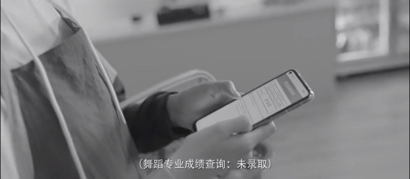 关晓彤|关晓彤发文：撞南墙也不失理想，晒视频片段头发湿漉眼神坚定，真厉害