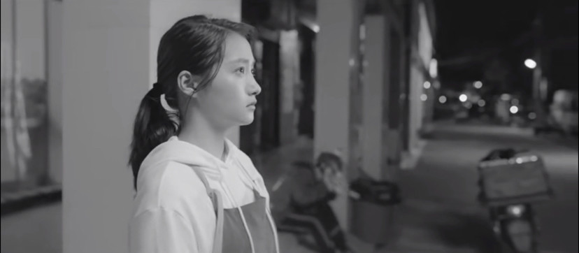 关晓彤|关晓彤发文：撞南墙也不失理想，晒视频片段头发湿漉眼神坚定，真厉害