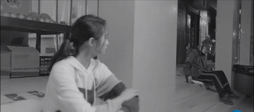 关晓彤|关晓彤发文：撞南墙也不失理想，晒视频片段头发湿漉眼神坚定，真厉害