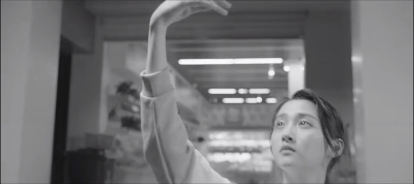 关晓彤|关晓彤发文：撞南墙也不失理想，晒视频片段头发湿漉眼神坚定，真厉害