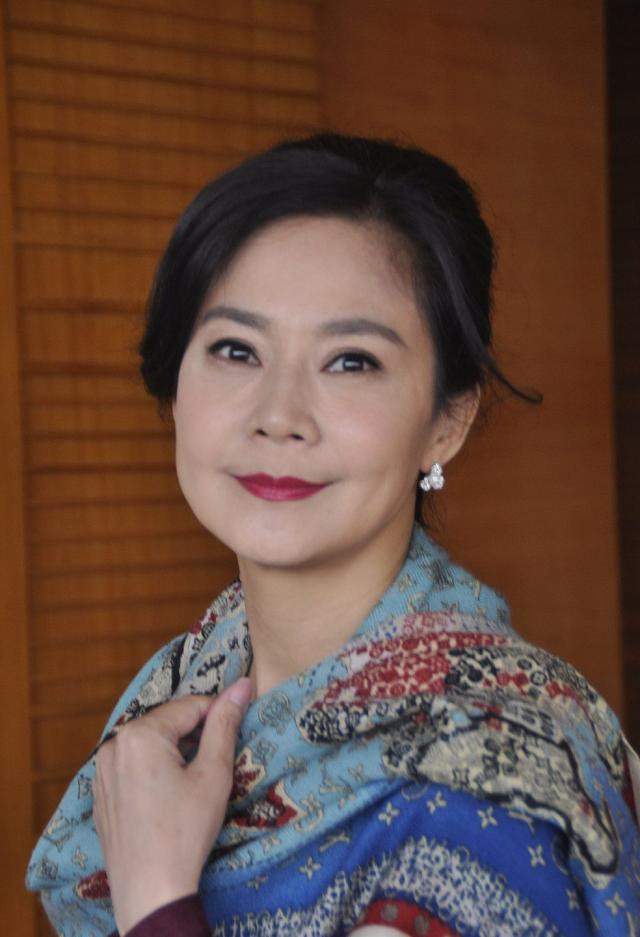 56岁俞小凡真有不服老的资本,穿礼裙配丝袜苗条贵气,也有气场了