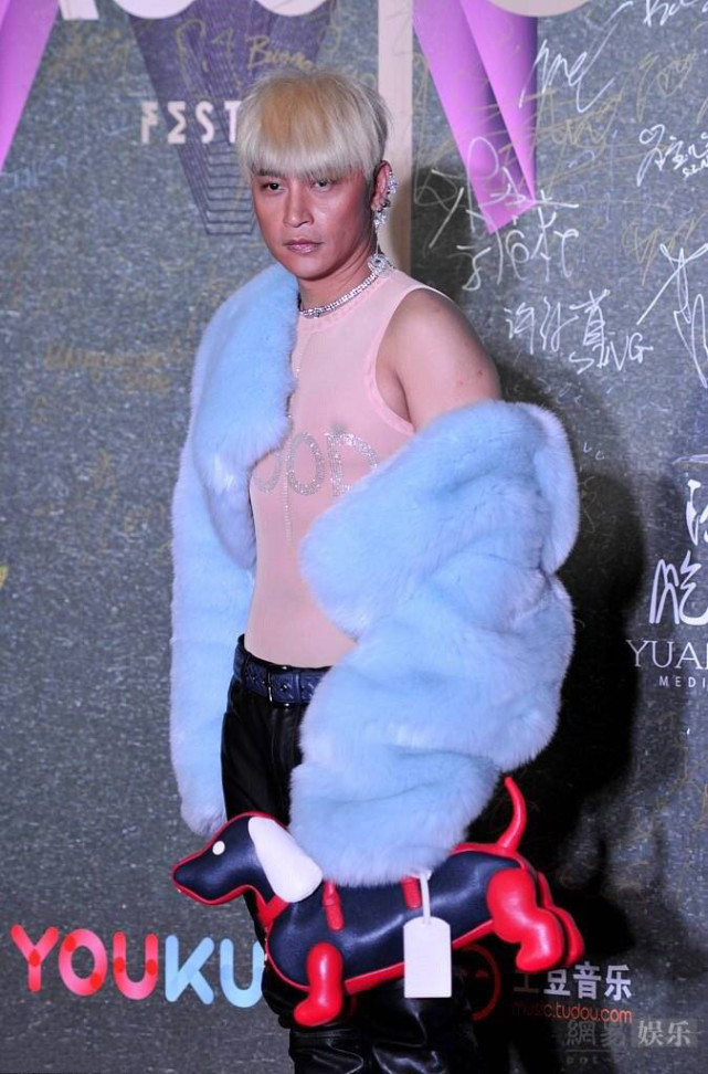 奇装异服下的陈志朋被人嘲笑但永远值得我们学习