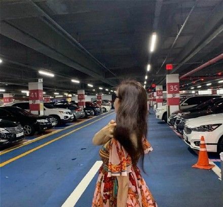 咸素媛|咸素媛跟陈华逛超市，打扮就像少女一样，完全不像45岁的女人