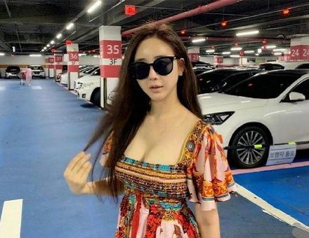 咸素媛|咸素媛跟陈华逛超市，打扮就像少女一样，完全不像45岁的女人