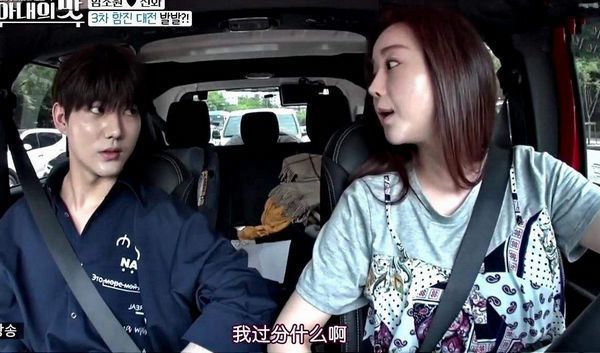 咸素媛|咸素媛跟陈华逛超市，打扮就像少女一样，完全不像45岁的女人