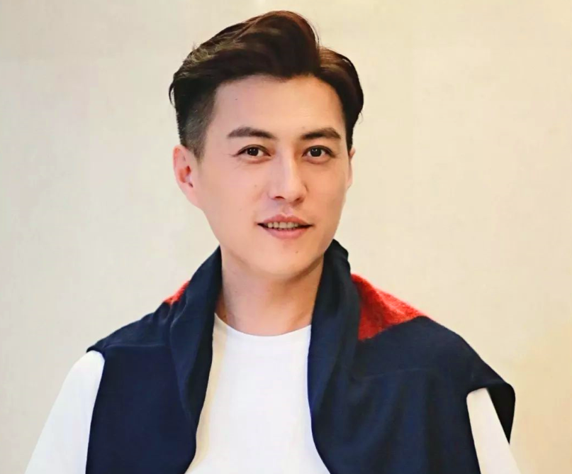 男明星也怕中年危机不存在的看看靳东如今才是颜值巅峰