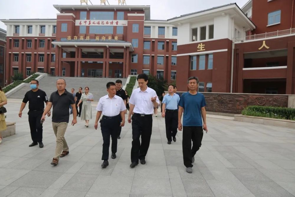 8月31日上午,献县人民政府县长王永昌,副县长赵建涛深入到第三中学,第