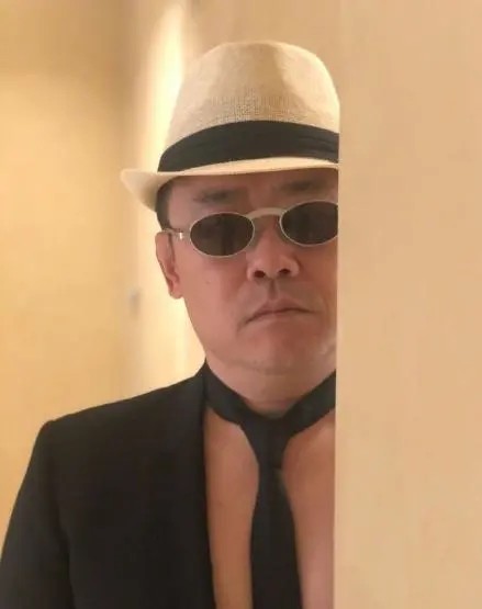 晒近照|周立波晒近照状态好，与老婆恩爱如初：睿智半生终换来一世清白