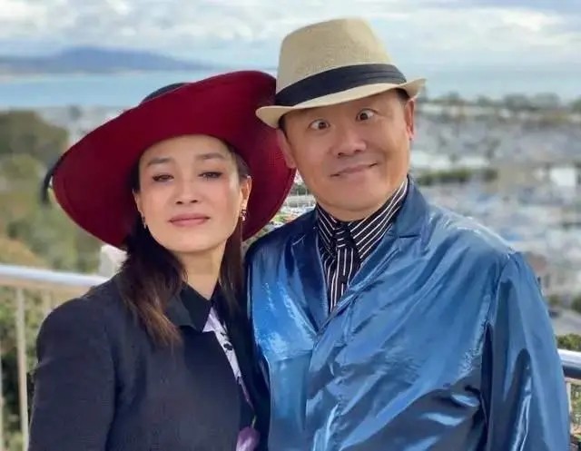 晒近照|周立波晒近照状态好，与老婆恩爱如初：睿智半生终换来一世清白