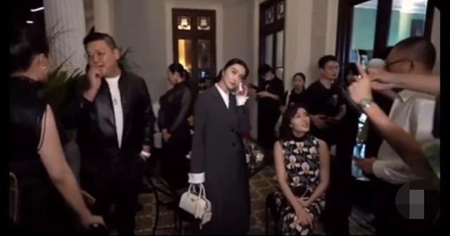 范冰冰|范冰冰破“被冷落”传闻！盛装参加私人聚会，与小宋佳亲密相拥