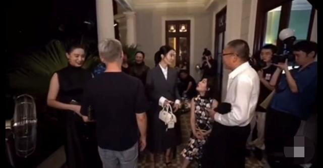 范冰冰|范冰冰破“被冷落”传闻！盛装参加私人聚会，与小宋佳亲密相拥
