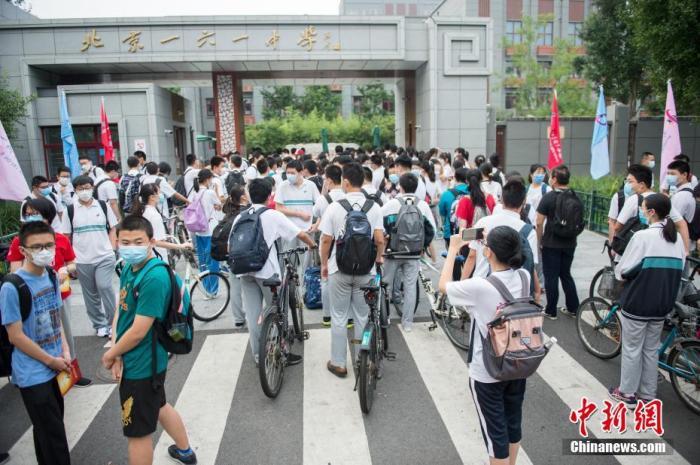 “开学第一课” 全国大中小学陆续开学 