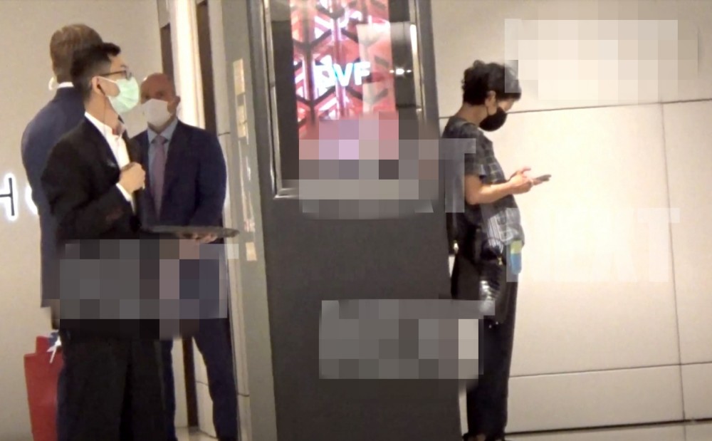 李嘉诚|李嘉诚59岁女友身段健美颜值高，俩保镖陪逛街，买两大袋战利品件件上万元