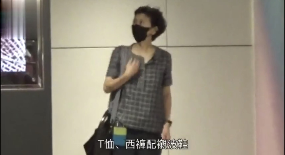 李嘉诚|李嘉诚59岁女友身段健美颜值高，俩保镖陪逛街，买两大袋战利品件件上万元