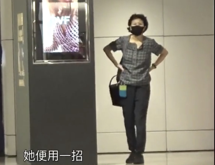 李嘉诚|李嘉诚59岁女友身段健美颜值高，俩保镖陪逛街，买两大袋战利品件件上万元