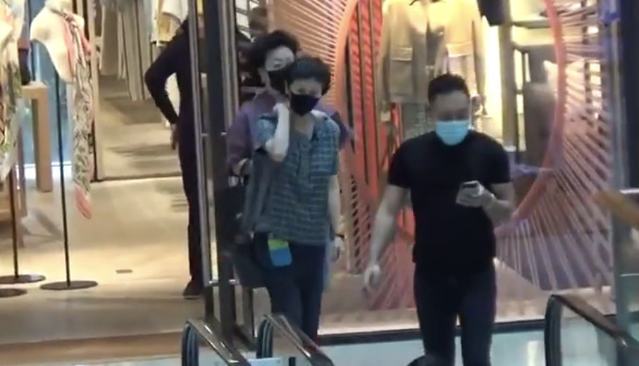 李嘉诚|李嘉诚59岁女友身段健美颜值高，俩保镖陪逛街，买两大袋战利品件件上万元