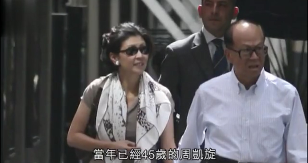 李嘉诚|李嘉诚59岁女友身段健美颜值高，俩保镖陪逛街，买两大袋战利品件件上万元
