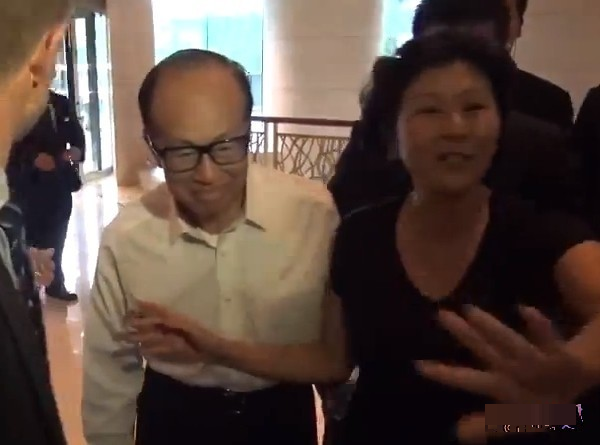 李嘉诚|李嘉诚59岁女友身段健美颜值高，俩保镖陪逛街，买两大袋战利品件件上万元