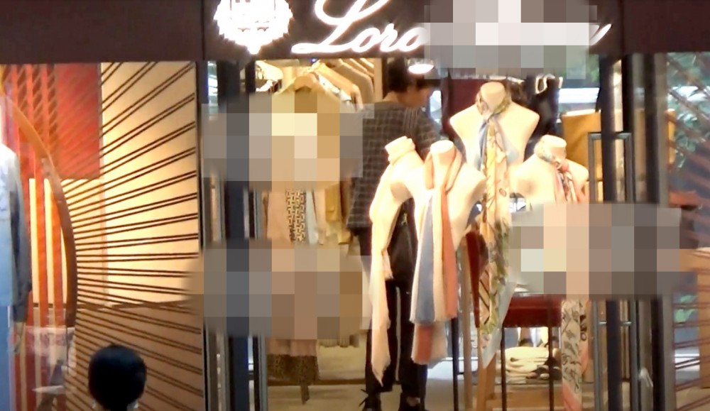 李嘉诚|李嘉诚59岁女友身段健美颜值高，俩保镖陪逛街，买两大袋战利品件件上万元