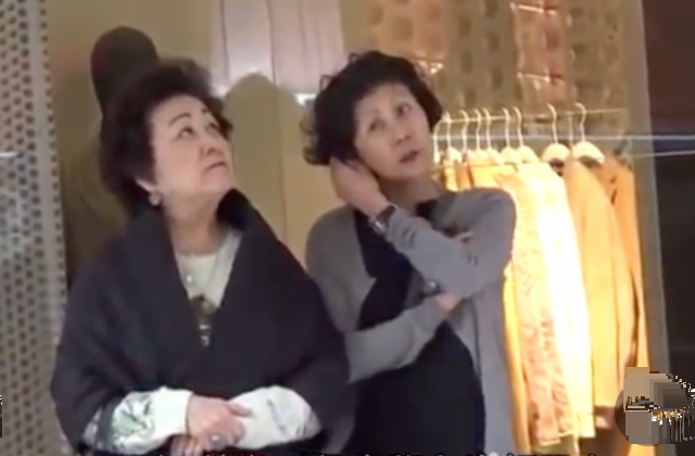 李嘉诚|李嘉诚59岁女友身段健美颜值高，俩保镖陪逛街，买两大袋战利品件件上万元