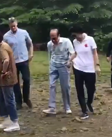 李嘉诚|李嘉诚59岁女友身段健美颜值高，俩保镖陪逛街，买两大袋战利品件件上万元