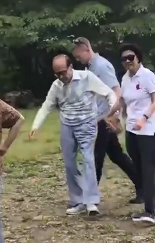 李嘉诚|李嘉诚59岁女友身段健美颜值高，俩保镖陪逛街，买两大袋战利品件件上万元