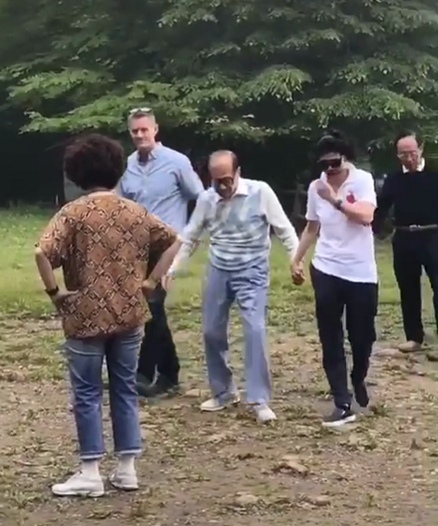 李嘉诚|李嘉诚59岁女友身段健美颜值高，俩保镖陪逛街，买两大袋战利品件件上万元