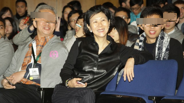 李嘉诚|李嘉诚59岁女友身段健美颜值高，俩保镖陪逛街，买两大袋战利品件件上万元