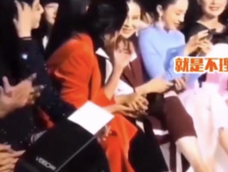 范冰冰|范冰冰近照瘦出小蛮腰，与宋佳廖凡亲密合影，力证友情不变！