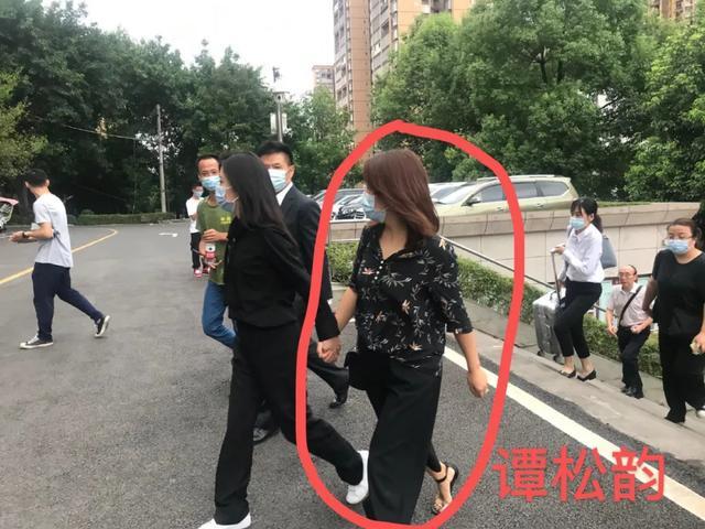 谭松韵|元气少女被迫长大？谭松韵誓为母亲讨回公道，庭审现场泣不成声