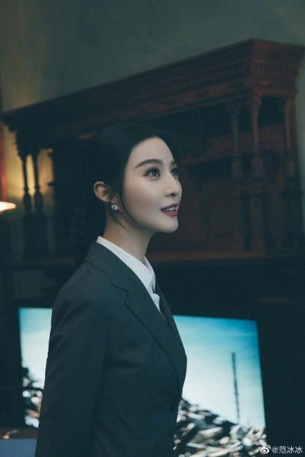 范冰冰|范冰冰无惧官司盛装出席艺术展，与廖凡高调牵手疑做第三者？