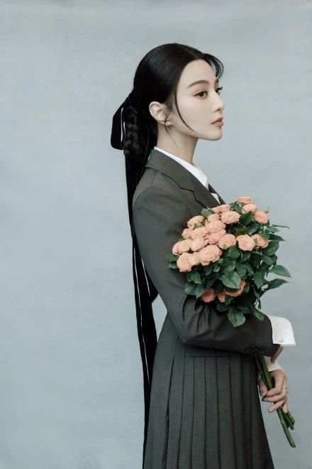 范冰冰|范冰冰无惧官司盛装出席艺术展，与廖凡高调牵手疑做第三者？