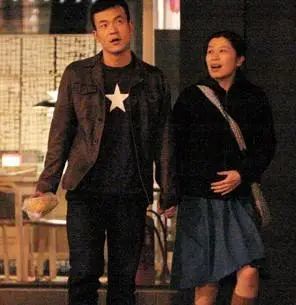 范冰冰|范冰冰无惧官司盛装出席艺术展，与廖凡高调牵手疑做第三者？