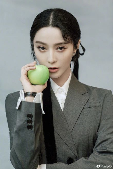 范冰冰|范冰冰无惧官司盛装出席艺术展，与廖凡高调牵手疑做第三者？