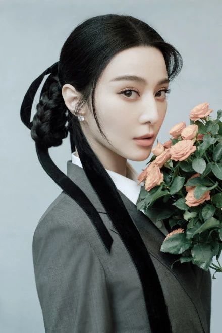 范冰冰|范冰冰无惧官司盛装出席艺术展，与廖凡高调牵手疑做第三者？