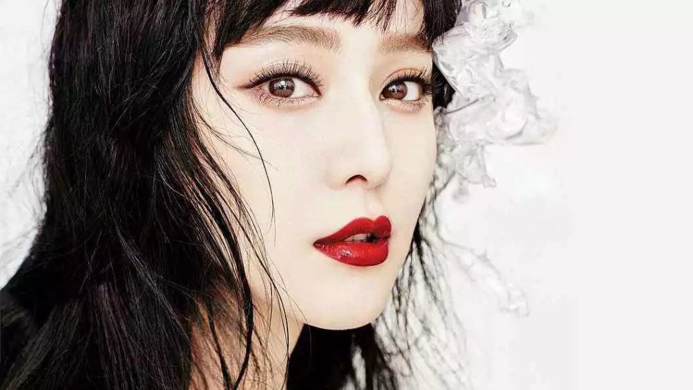 范冰冰|范冰冰无惧官司盛装出席艺术展，与廖凡高调牵手疑做第三者？