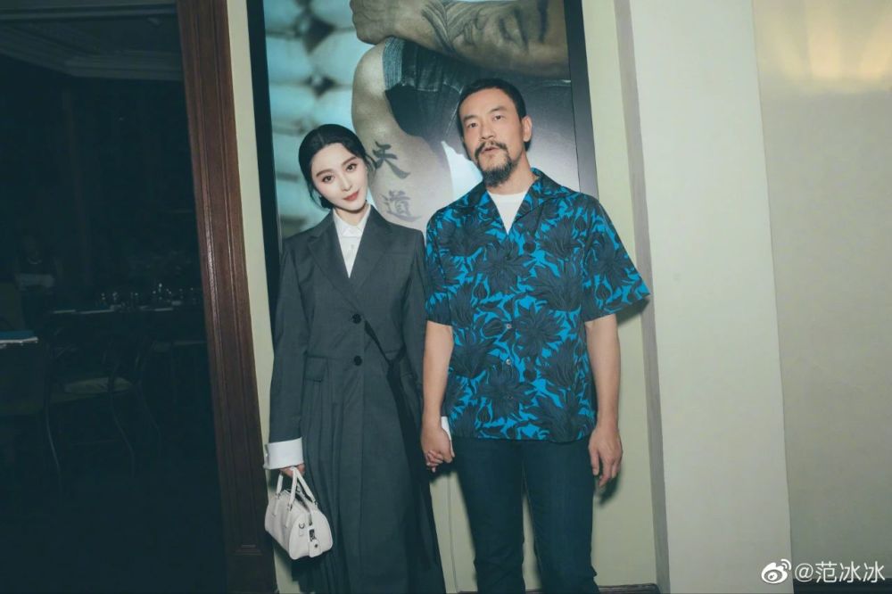 范冰冰|范冰冰无惧官司盛装出席艺术展，与廖凡高调牵手疑做第三者？