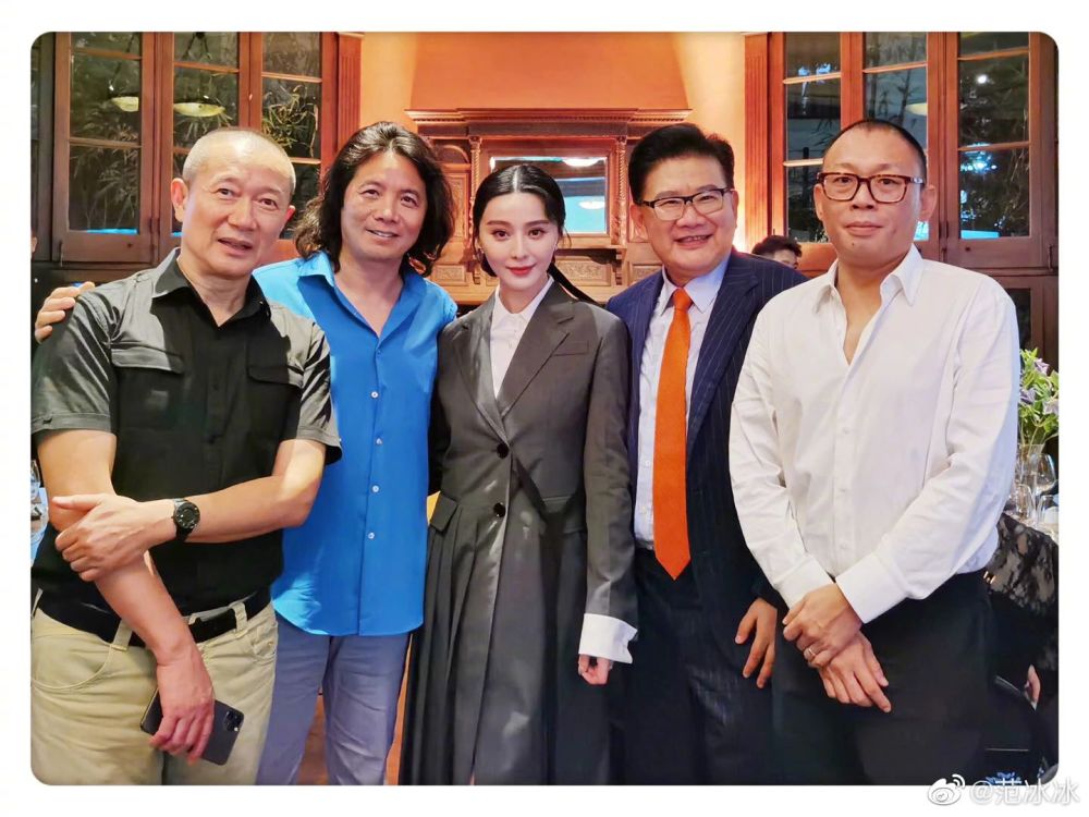 范冰冰|范冰冰无惧官司盛装出席艺术展，与廖凡高调牵手疑做第三者？